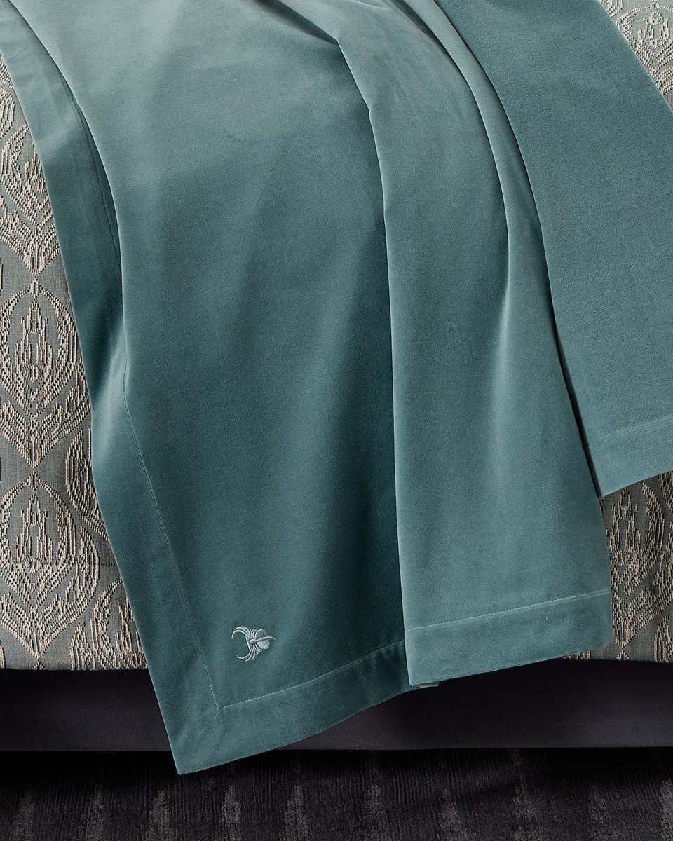 Pica Velvet Throw